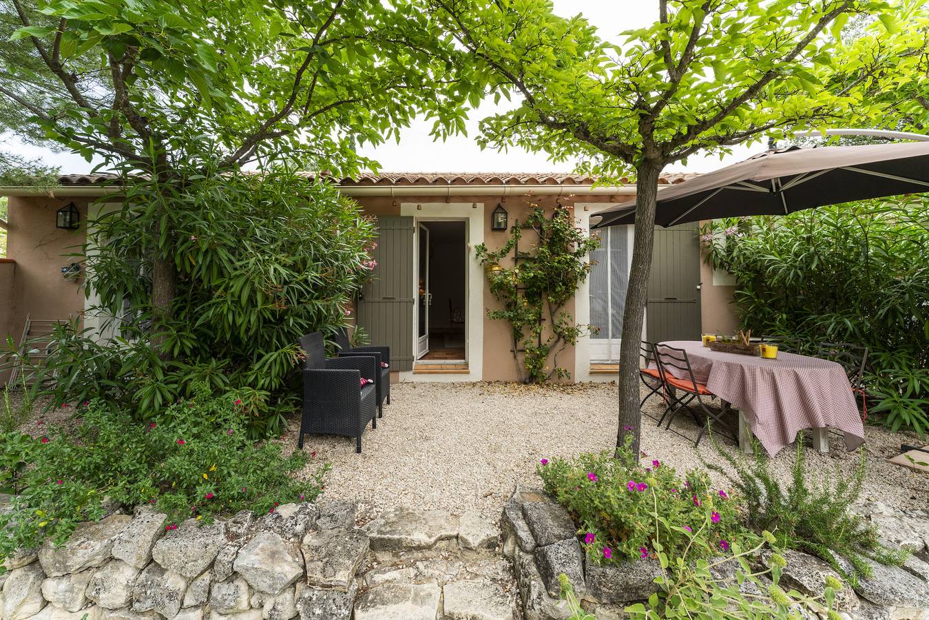 Cottage "Au Coeur Du Vaucluse" with Shared Pool, Private Terrace & Wi-Fi in Malemort-du-Comtat, Parc naturel régional du Mont-Ventoux