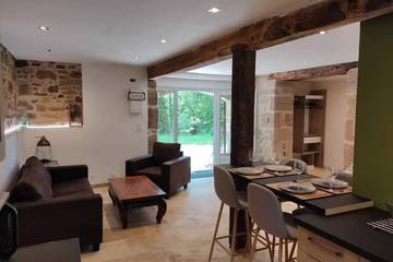 Gîte pour 4 personnes, avec jardin ainsi que terrasse et piscine à Lacapelle-Marival