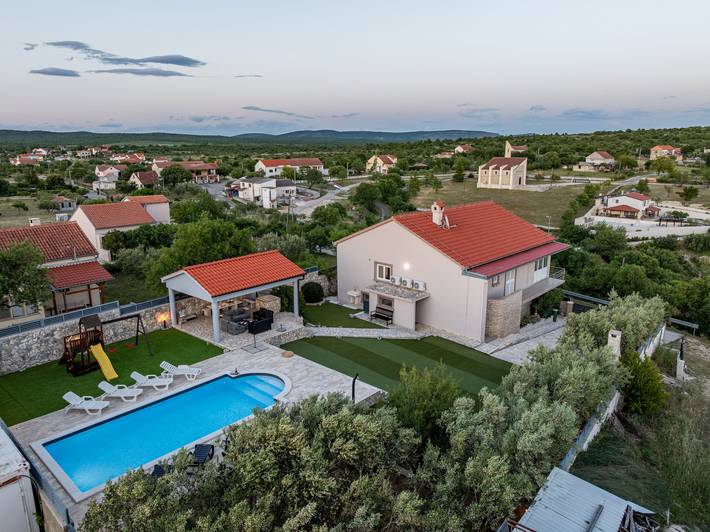 Villa für 9 Personen, mit Garten und Balkon, kinderfreundlich in Zadar