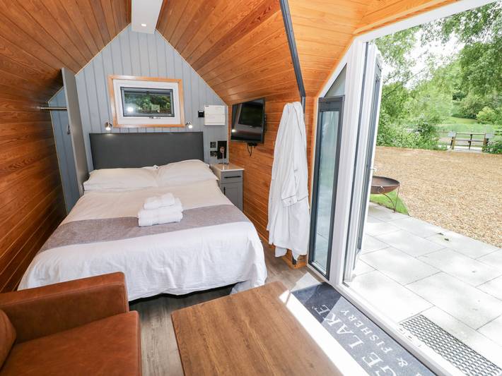 Willow Lodge At Bridge Lake Farm &amp; Fishery in Oxfordshire