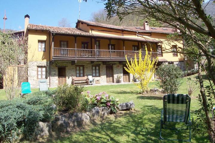 Casa rural para 6 personas, con Balcón y Terraza además de Jardín y Vistas en Quirós