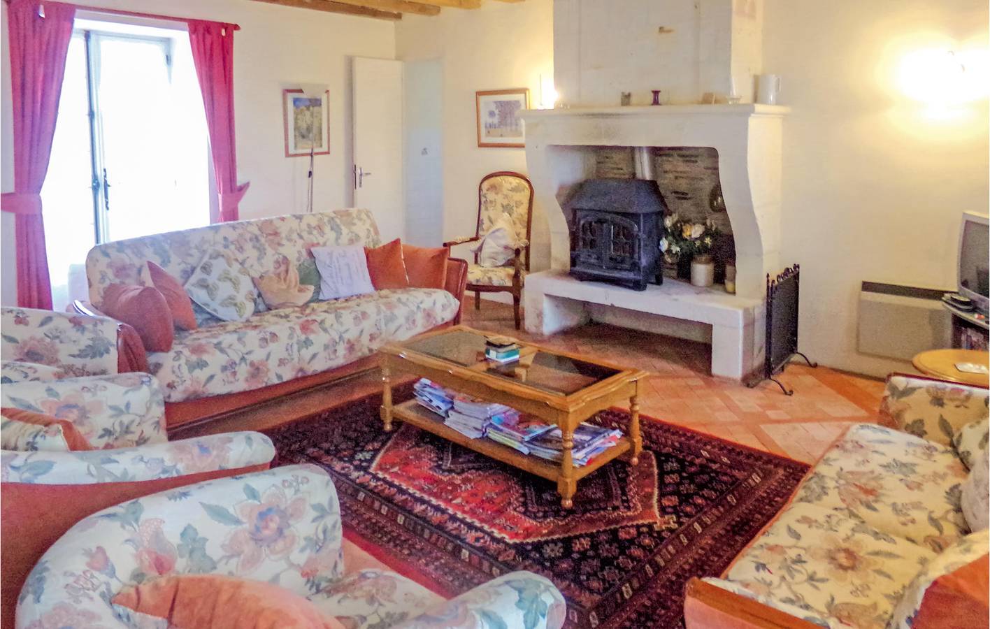 Les Lèches Retreat : Piscine, Jardin, Parking, WiFi in Église-Neuve-d'Issac, Périgord Pourpre