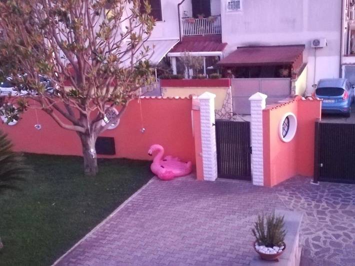 Casa vacanza per 6 persone, con Balcone e Terrazza nonché Giardino e Panorama a Pomezia