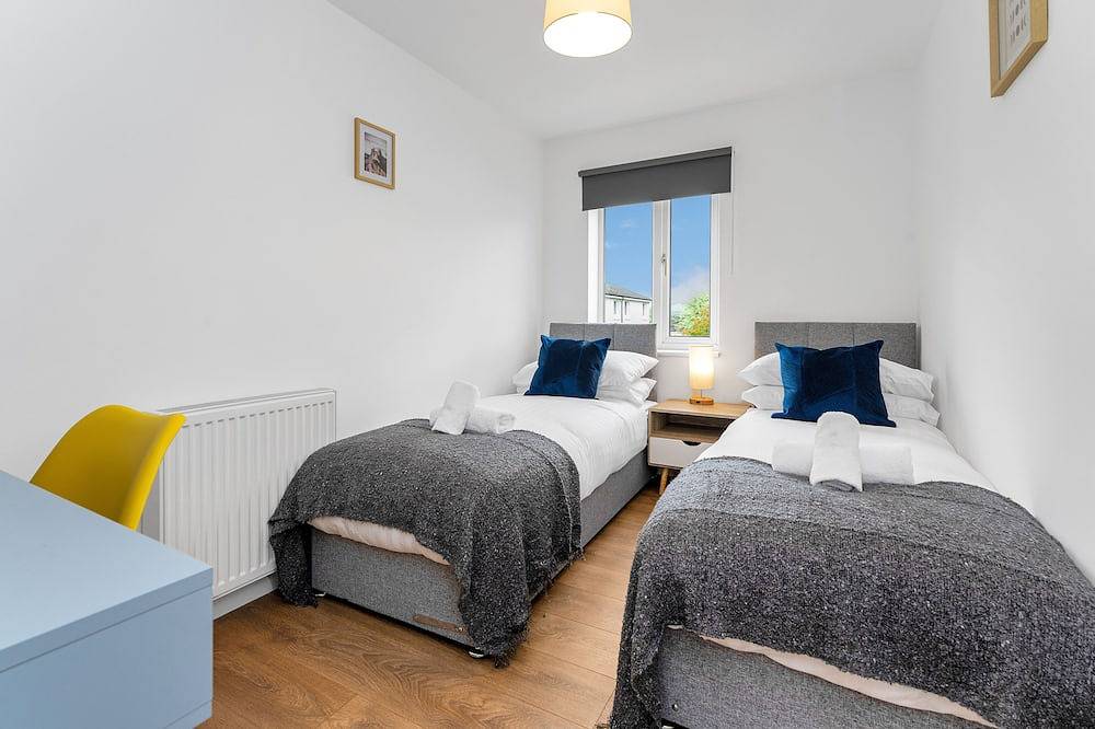 Cheerful Stays: Livingston - 4 Bedroom 3 Bath home - Great for Groups in Livingston, West Lothian