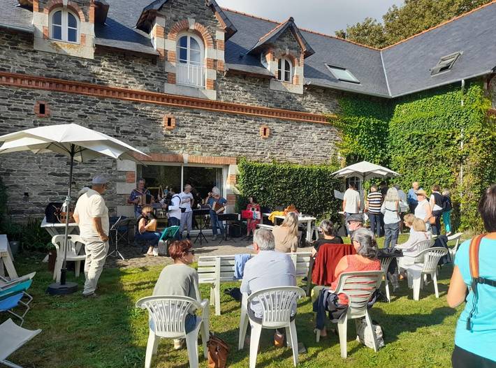 Gîte pour 15 personnes, avec jardin à Trédarzec - 3