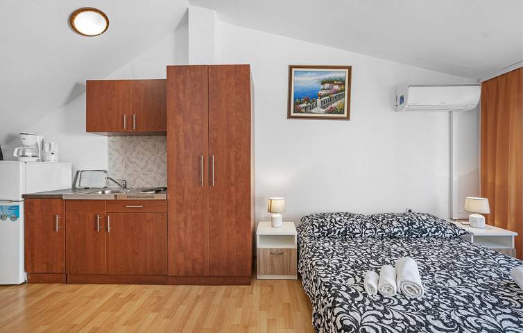 Ganze Ferienwohnung, Gemütliche Ferienwohnung mit Terrasse, Küche und Zugang zum Strand – 1000 m entfernt in Vodice, Šibenik-Knin