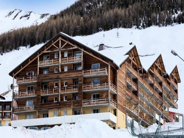 Location de vacances pour 6 personnes, avec piscine ainsi que balcon et sauna, adapté aux familles à Allos