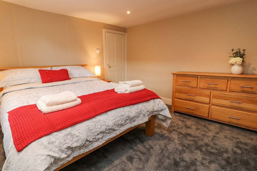The Old Bakehouse, pet friendly, character holiday cottage in Avebury in Wiltshire