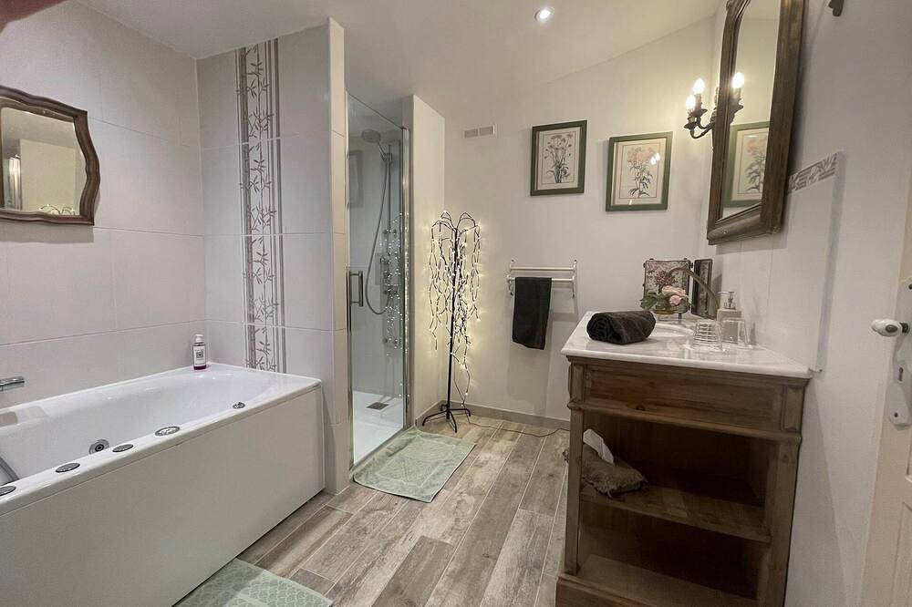 Mandelzimmer mit Whirlpoolbad in Le Plan-de-la-Tour, Mittelmeerküste (Frankreich)