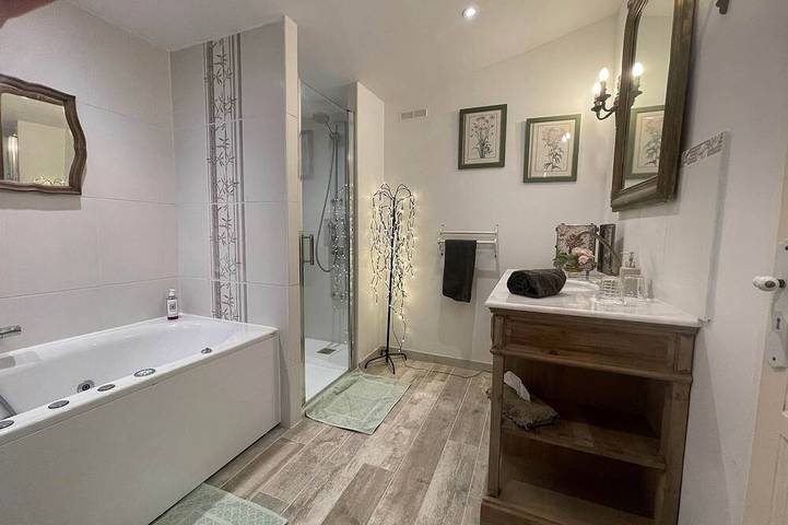 Mandelzimmer mit Whirlpoolbad in Le Plan-de-la-Tour, Mittelmeerküste (Frankreich)