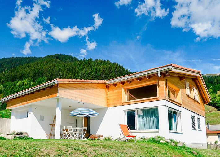 Ferienhaus für 8 Personen, mit Ausblick und Garten sowie Terrasse in Surselva