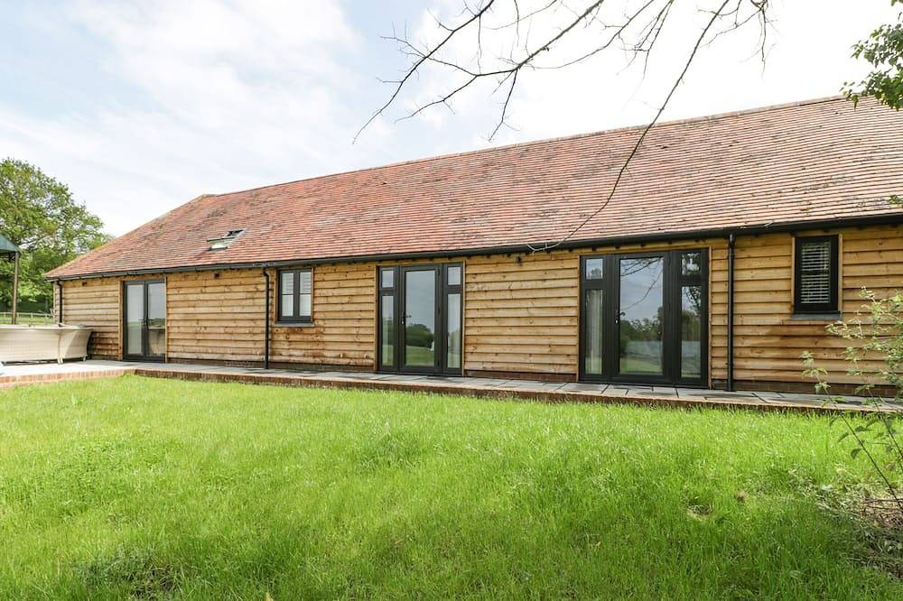 Log Cabin for 6 People in Finchampstead, Berkshire
