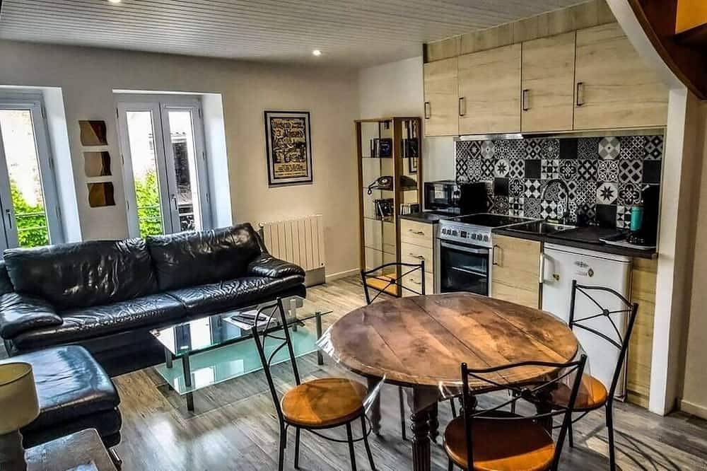 Entire apartment, Duplex apartment in charming neighborhood close to downtown and all amenities, pets allowed in Clisson, Nantes region