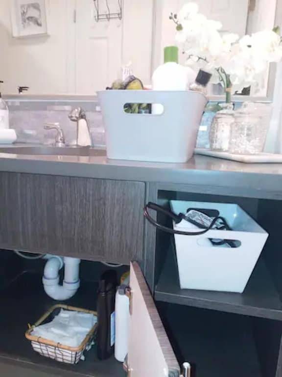 Spacious Family Retreat with Heated Pool, Hot Tub, Sauna, basketball & Golf. in Mastic, North Fork