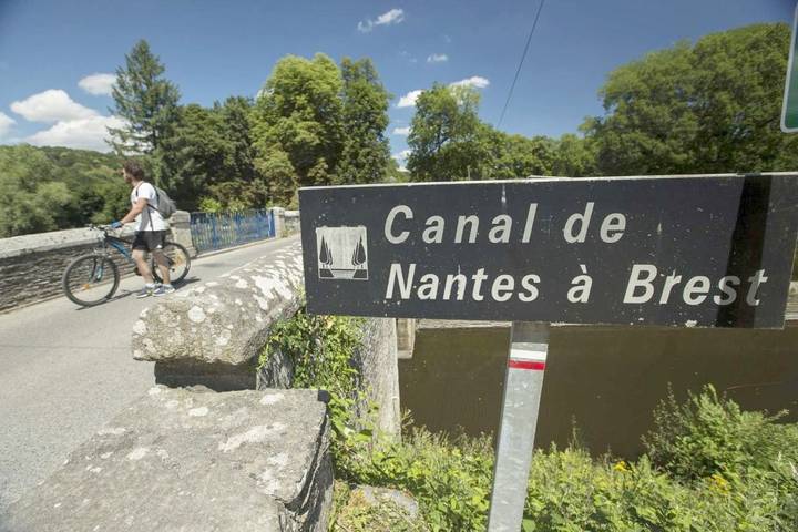 Location de vacances pour 11 personnes, avec vue ainsi que terrasse et jardin à Perret - 3