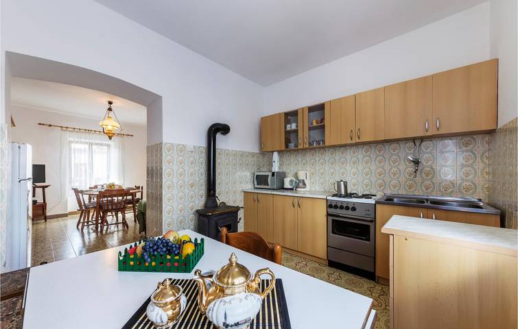 Ganze Ferienwohnung, Gemütliche 1-Zimmer-Wohnung in der Nähe des Flughafens Pula und der Küste in Valtura, Südküste Istrien
