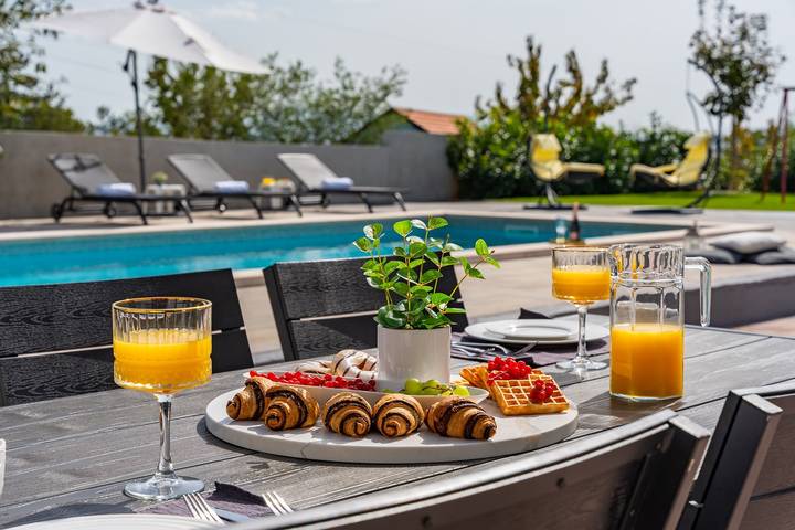 Villa Lukas mit 4 Schlafzimmern, ein hochwertiges Familienanwesen im Hinterland von Makarska
 in Imotski, Makarska Riviera