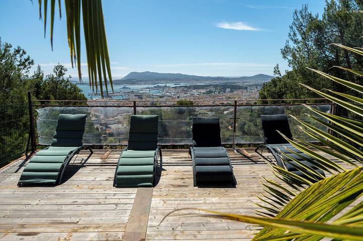 Vakantiehuis voor 8 personen, with terras and sauna as well as tuin and whirlpool in Toulon