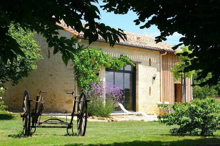 Location de vacances pour 6 personnes, avec Terrasse ainsi que Jardin et Piscine à Pressignac-Vicq