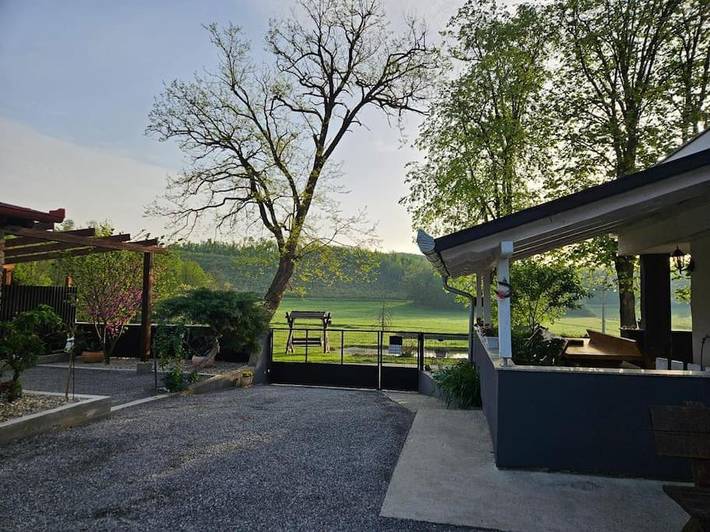 Dom dla 5 osób, z widok i widok na jezioro oraz ogród i taras w Slawonia