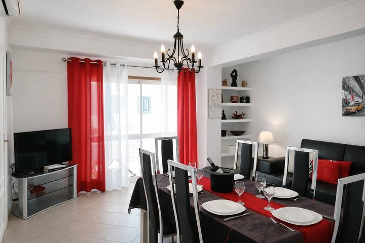 Apartamento vacacional entero, T2 Cond. Privado A/C. piscinas, praia a 500m in Albufeira e Olhos de Água, Distrito de Faro