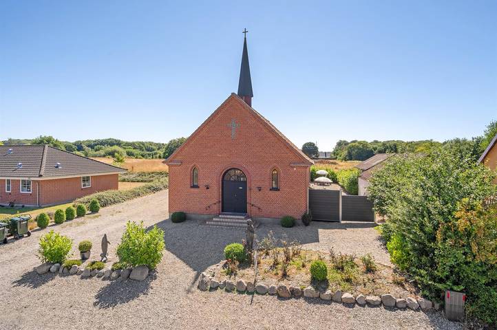 Ferieudlejning for 7 personer, med Terrasse og Have i Lohals