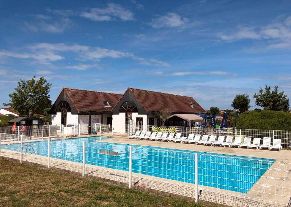 Villa 6 pers De Haan with warm swimming pool access in De Haan, Belgische Küste