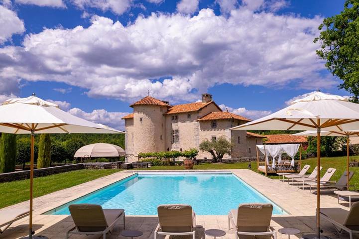 Location de vacances pour 12 personnes, avec jardin ainsi que vue et piscine à Vieux-Mareuil