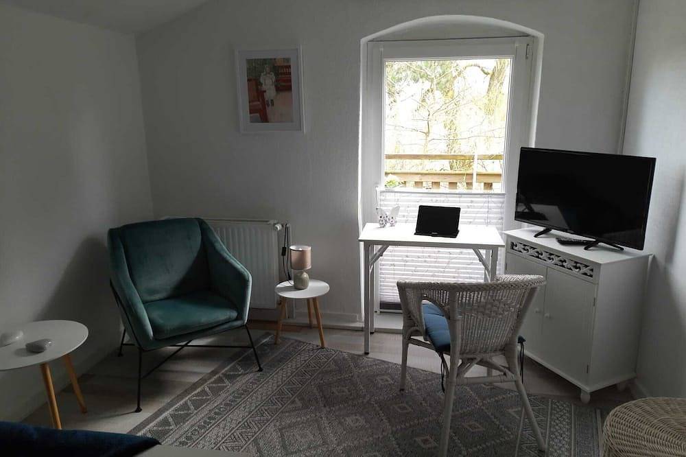Ganze Wohnung, Kleine Ferienwohnung mit Balkon \nim Dachgeschoss eines ehemaligen Bauerhofes. in Wankendorf, Südliche Ostseeküste