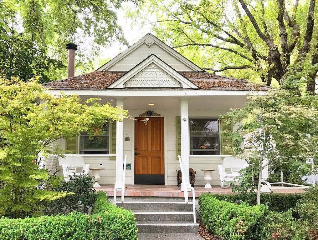 Escape to Wine Country in your independant Cottage in Downtown Calistoga in Calistoga, Napa Valley