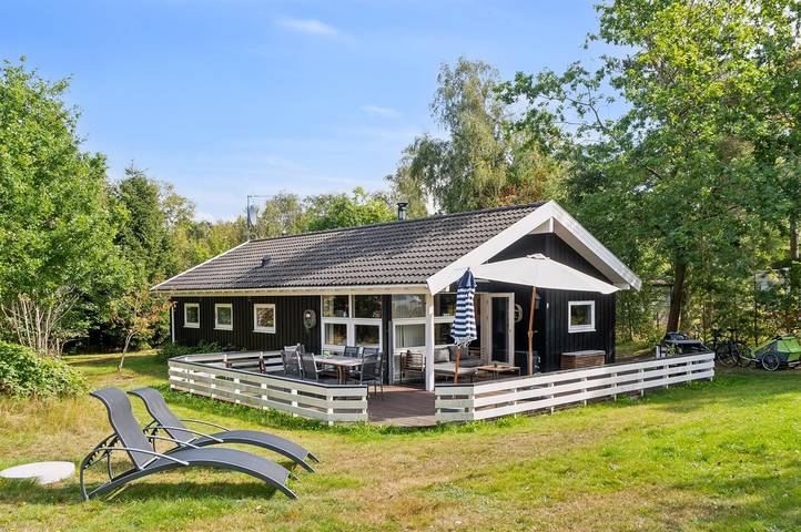Ferieudlejning for 6 personer, med jacuzzi og terrasse såvel som sauna og have i Ellinge Lyng