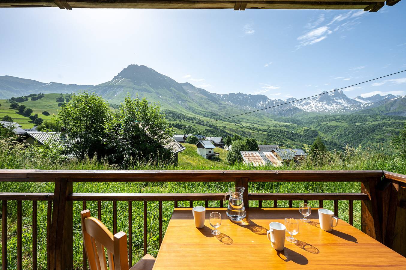 Apartamento entero, Apartamento 'Neptuno' con vistas a la montaña y balcón in Col du Mollard, Albiez-Montrond