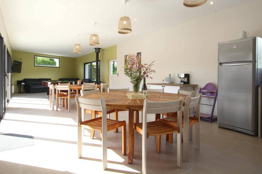 Maison spacieuse avec piscine chauffée et animaux acceptés in Vesly, Région de Coutances