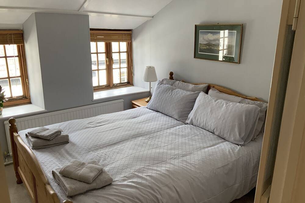 Classic-Cottage-Private Bathroom-Countryside view in Charmouth, Dorset