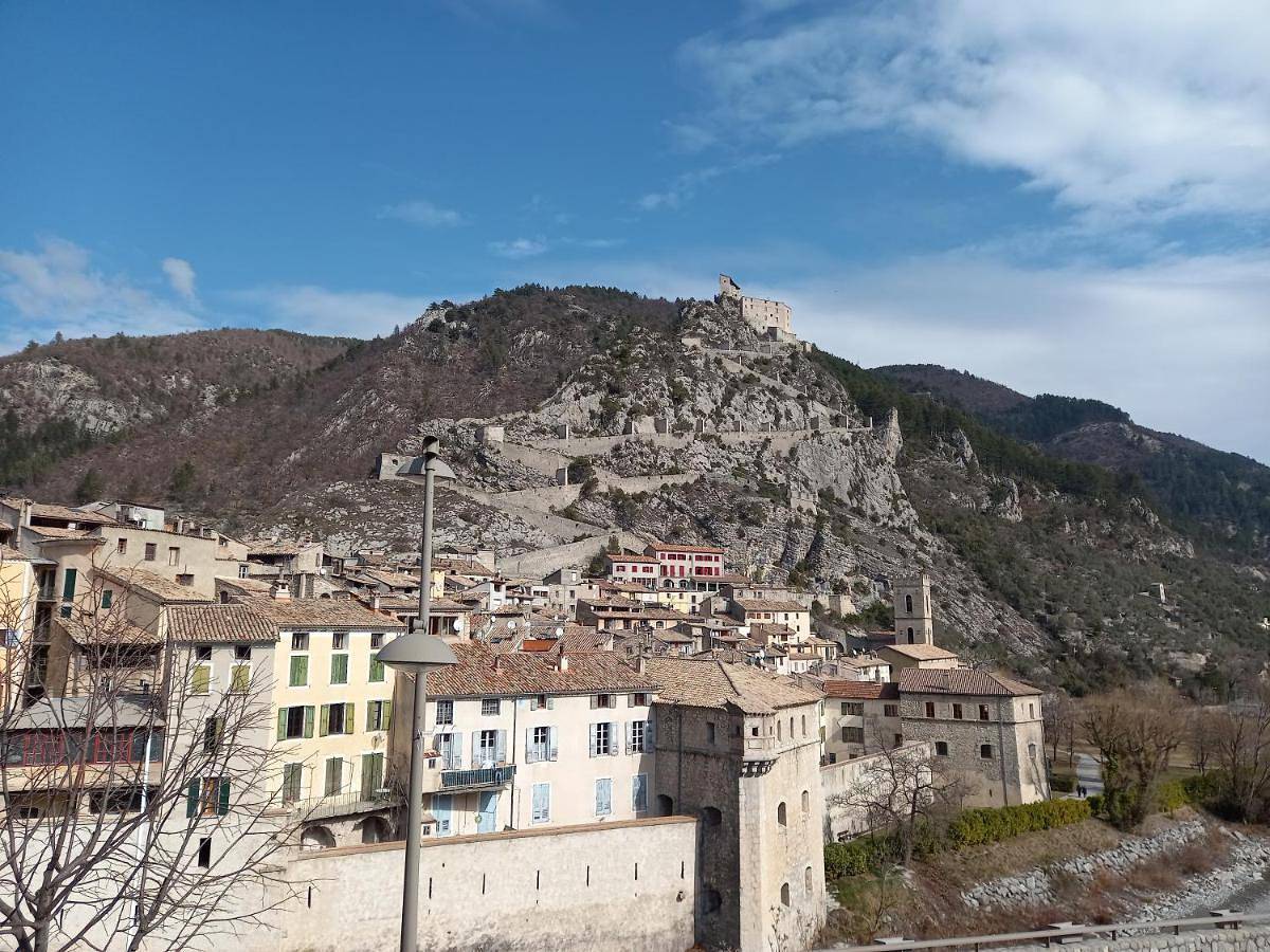 Double Room in Entrevaux, Région Castellane