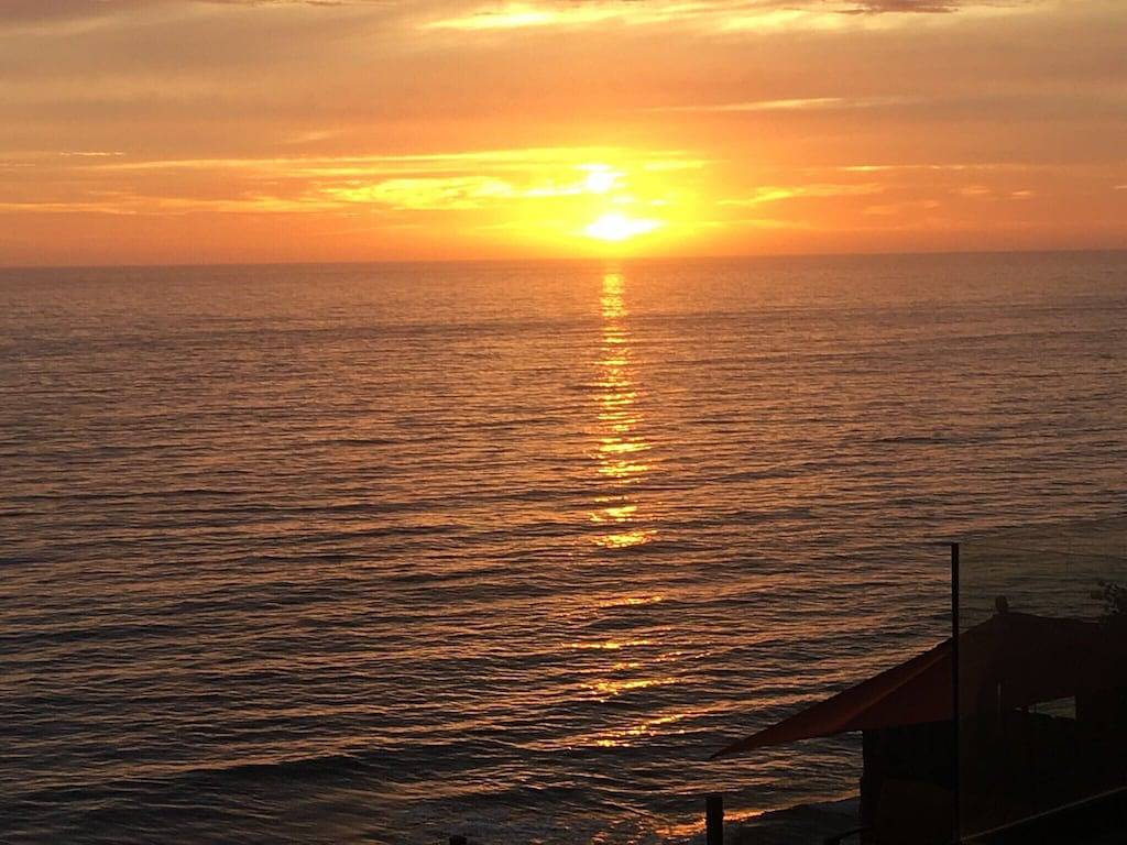 Oceanfront Dolphin Views at the Edge of the Usa. 2-Bed 1-Bath Pet-Friendly. in Encinitas, San Diego County