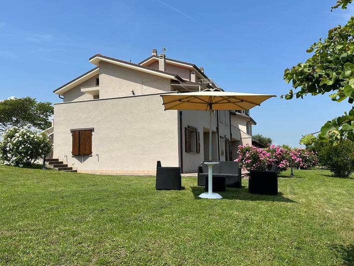 Location de vacances pour 6 personnes, avec vue ainsi que vue sur le lac et jardin, animaux acceptés à Tavullia - 2