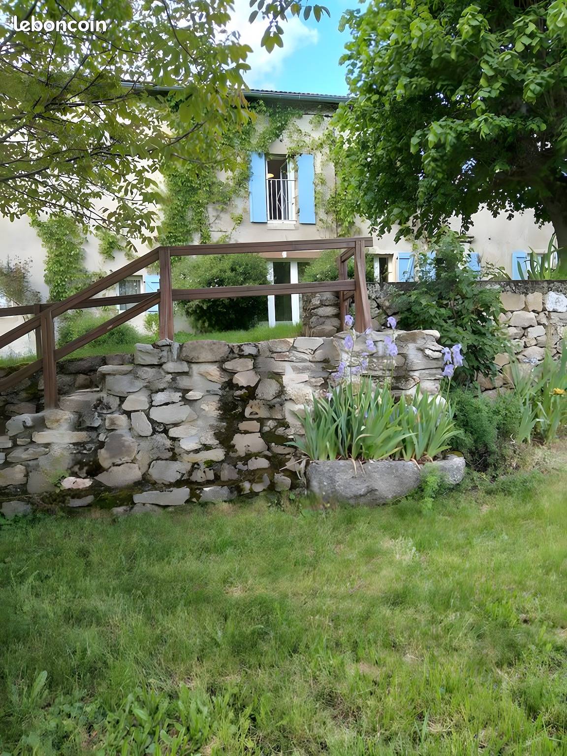 Apartamento entero, Gîte Le Tilleul – Gran jardín y terraza privados en el corazón de la auténtica Ardèche in Lespéron, Ardèche