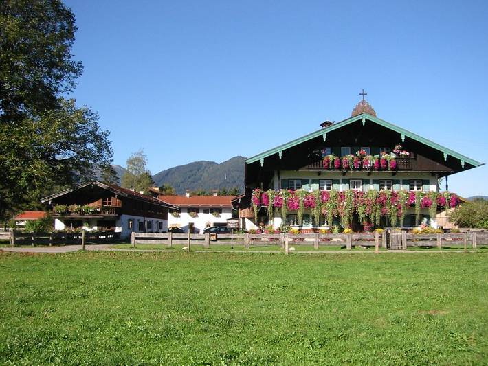 Ferienhaus für 3 Personen, mit Balkon/Terrasse und Whirlpool sowie Terrasse und Garten in Rottach-Egern