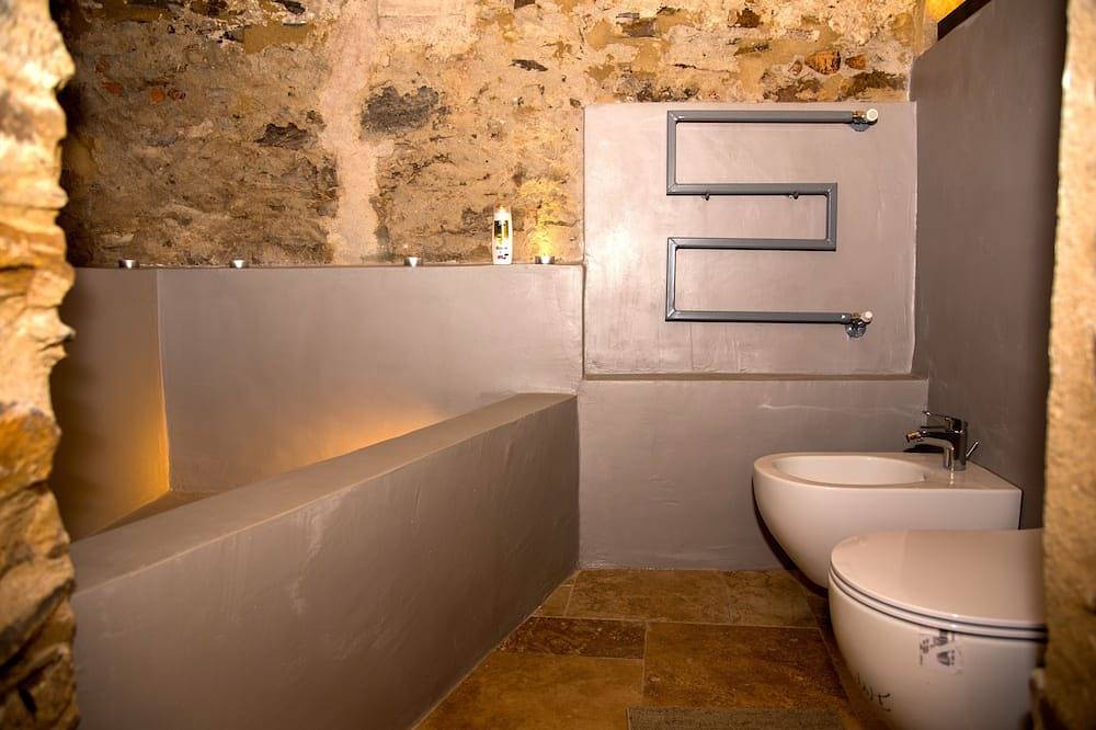 Ganze Wohnung, Urige Ferienwohnung in einer alten Oelmühle in Montegrazie, Imperia