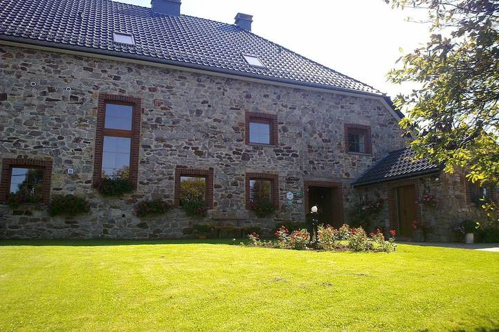 Gîte pour 28 personnes, avec Terrasse ainsi que Jardin et Sauna