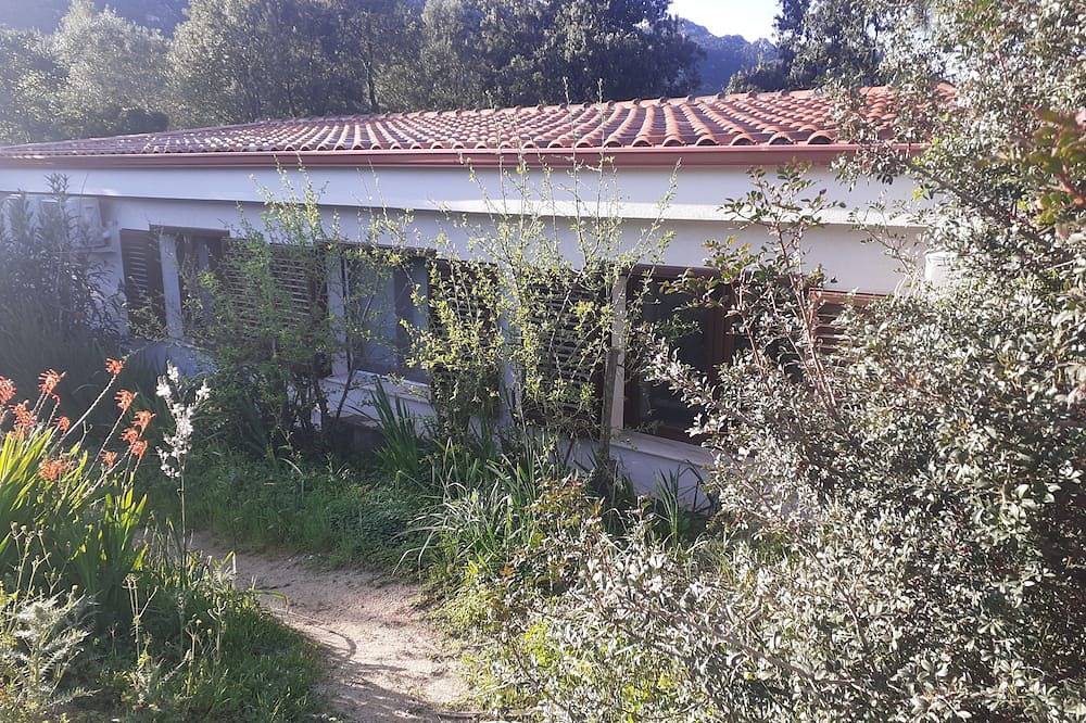 Comfortable country house with garden and private pool, 4km from Solanas beach. in Solanas, Comune di Sìnnia