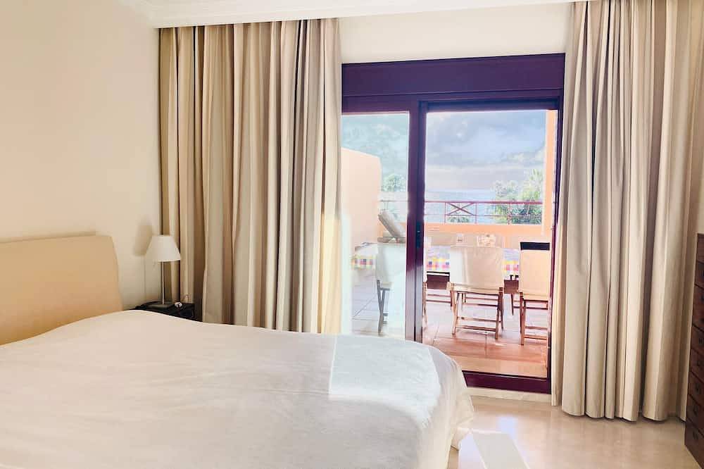 Appartement entier, Luxury Beachfront Apartment, 3 Bedrooms, Large Partly Covered Terrace in Saladavieja, Estepona