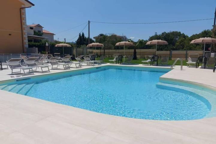 Ferienwohnung für 5 Personen, mit Garten und Pool in Paestum