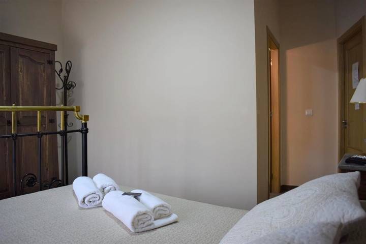 Alojamiento y desayuno para 2 personas en Trasierra-Tierras de Granadilla - 3