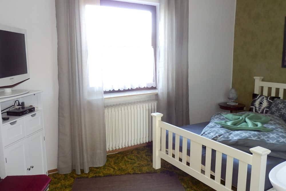 Ganze Wohnung, Ferienwohnung (130qm) mit schöner Aussicht in Sulzfeld, Rhön-Bayern