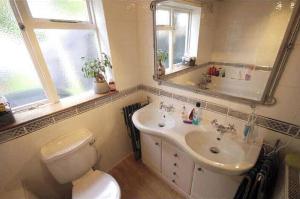 Cosy 3-Bedroom Character Cottage in Historic Waltham Cross in Broxbourne, Hertfordshire