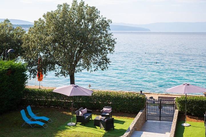 Entire apartment, Apartment Škarpa 2 right by the sea in Malinska-Dubašnica, Krk