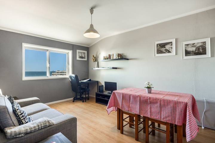Holiday Home 'Sunshine Home - 300m To The Beach' with Sea View, Private Terrace and Wi-Fi in Leça da Palmeira, Matosinhos e Leça da Palmeira