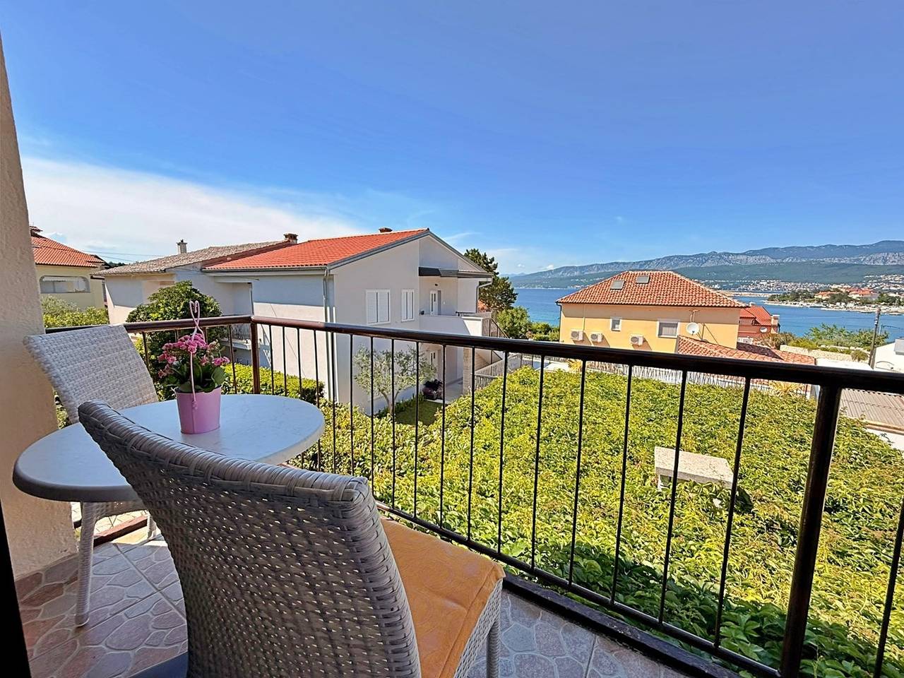 Entire apartment, Apartment Nevenka - 130 m from sea and beach, sea view, balcony, terrace, Bbq in Silo (Krk), Krk